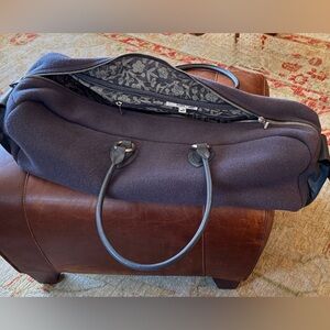 Marc Jacobs Nuala Yoga/travel Bag 🧘‍♀️ Lined with pockets great hardware.